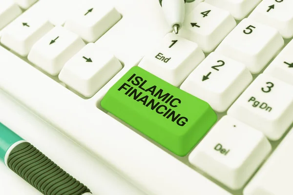概念上展示伊斯兰融资。关于符合伊斯兰教法的银行业务活动和投资的文字：输入困难的程序代码，编写新的教育书籍 — 图库照片