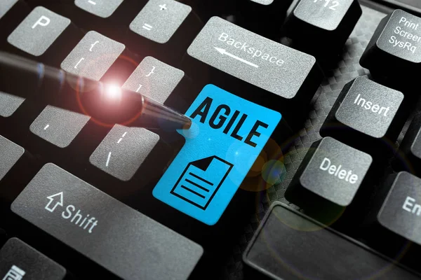 テキストの表示を書くアジャイル。ソフトウェアで活用されるプロジェクト管理への具体的なアプローチを意味する概念概要新規ビジネススローガンメッセージの入力、市場戦略の作成 — ストック写真