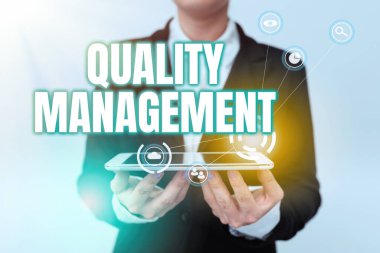 Kavramsal Görünüm Kalite Yönetimi. Mükemmellik Seviyesi Yüksek Standart Ürün Hizmetleri Sözcüğü Üniformalı Bekleme Telefonlu Kadın ve Geleceği Gösteren Sanal Görünüm