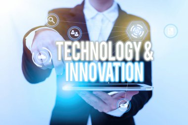 Teknoloji ve İnovasyon işaretini gösteren ilham. Yeni Pazar için Daha İyi Çözüm için İş Fikri Uygulaması Geleceği Gösteren Grafik Arayüzü Tableti Gösteren Takım Elbiseli Kadın İstiyor.