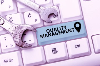 El yazısı Kalite Yönetimi. İnternet Konsepti Mükemmellik Seviyesi Yüksek Standart Ürün Hizmetlerini Koruyun Bir Sosyal Medya Posta Yorumları Yazın, İlginç Yeni Yazılar Yazın