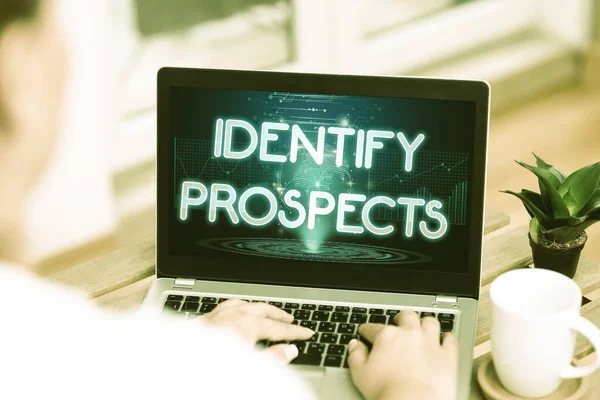 El yazısı işareti Prospects 'u Tanımlayın. İnternet Konsepti Muhtemel müşteri ideali Müstakbel Bağışçı Kadın Laptop 'ta kahve fincanı ve fabrikanın yanında ev işi yapmakla meşgul.