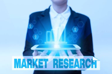 Kavramsal manşet pazar araştırması. Üniformalı Kadın Bekleme Telefonu ve Geleceği Gösteren Sanal Görüntü hakkında bilgi toplama eylemi