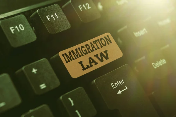 手書きのテキスト移民法。インターネットの概念インターネット上での知り合いを作る、オンライン友達と接続する旅行の作成において市民の移民は合法であるものとします — ストック写真