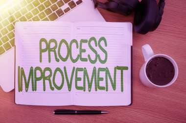 Kavramsal Görünüm Geliştirme. Düşünsel fotoğraf optimizasyonu Kaliteli Yeni Kotalar Standart Boş Not Defteri ile Kalem ve Kulaklık ile Sıcak Kahve fincanının yanında buluşur.