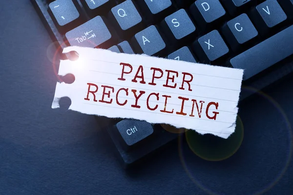 Bildunterschrift: Papierrecycling. Geschäftskonzept Die Altpapiere auf eine neue Art und Weise verwenden, indem sie recycelt werden Neue E-Mail-Nachricht verfassen, Internet nach Informationen suchen — Stockfoto