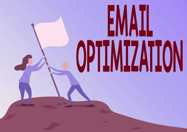 Email Optimization 의 준말이다. 구상 사진: 마케팅 캠페인의 효율성을 극대화하는 남성 과 여성 이 산 정상에서 깃발을 세우는 모습. — 스톡 사진