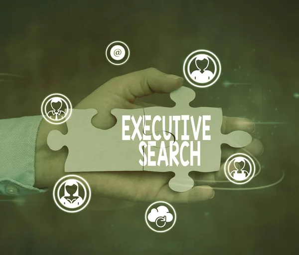 Visualización conceptual Executive Search. Las organizaciones de servicios de reclutamiento de concepto empresarial pagan para buscar candidatos Hand Holding Jigsaw Puzzle Piece Unlocking New Futuristic Technologies. — Foto de Stock