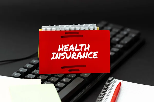 健康保険を示すテキストキャプション。医療費や手術費を支払う保険を意味する概念重要な情報をオンラインで入力し、面白いインターネットブログを入力 — ストック写真