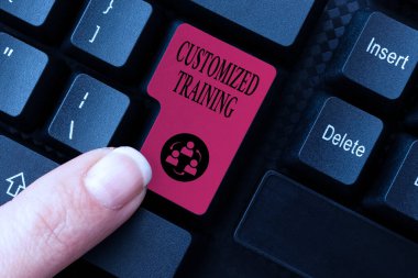 Özelleştirilmiş Eğitimin gösterildiği tabela. Çevrimiçi İleti 'ye Yanıt Verme, Yazma ve İnternet Mektupları Gönderme Özelliklerini Karşılamak İçin tasarlanmış kavram