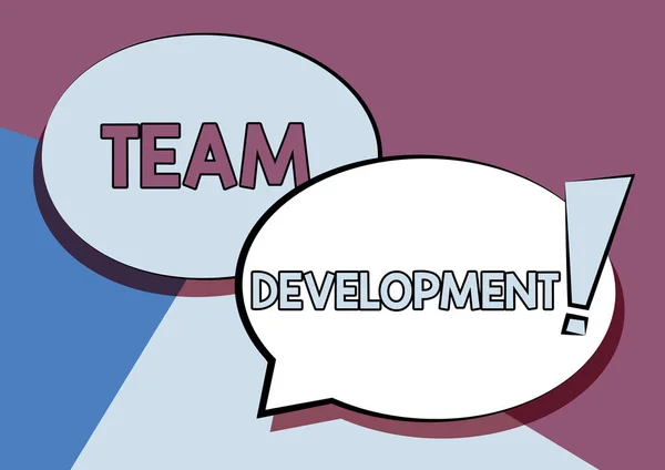 Pisanie wyświetlania tekstu Team Development. Koncepcja oznacza dowiedzieć się, dlaczego i jak małe grupy zmieniają się w czasie z wykresami Dwa kolorowe nakładające się bańki mowy Rysunek z wykrzyknikiem. — Zdjęcie stockowe
