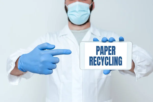 概念标题文件循环利用。关于通过回收利用废纸的新方法使用废纸的文字研究科学家介绍新的智能手机，更新旧技术 — 图库照片