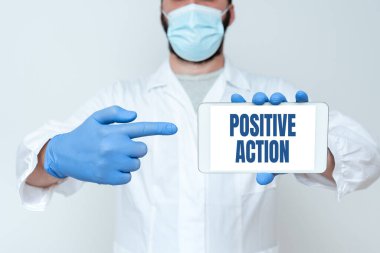 El yazısı metni Pozitif Eylem. İnternet kavramı belli bir duruma karşı iyi tavır sergiliyor. İyi tepkiler veren araştırmacı bilim adamı yeni akıllı telefonu sunuyor, eski teknolojiyi yükseltiyor.