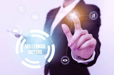 Kavramsal manşet Milenyum Alıcıları. Üniformalı Kadın 'ın Telefon Taşıması ve Geleceğin Görüntüsünü Dinleyen Ürünlerle ilgilenen Tüketicilerin Türü Üzerine Yazılan Sözcük.