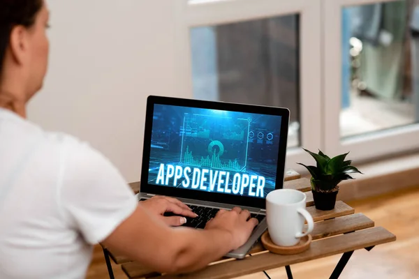 Skriv handtecken Apps Developer. Konceptfoto Grafisk konstnär Programvara Programmerare och analytiker Experter Kvinna gör arbete på laptop Nästa att Växt och mugg arbetar hemifrån. — Stockfoto