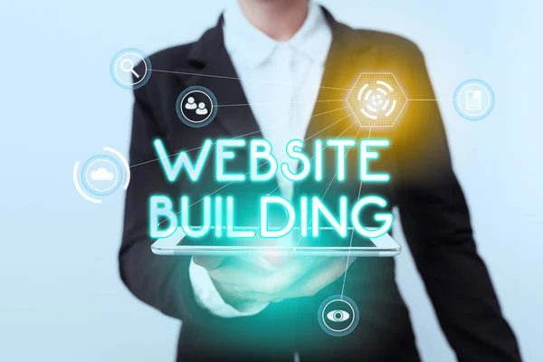 Tekst met inspiratie Website Building. Business showcase tools die typisch toestaan dat de bouw van pagina 's Vrouw in pak staande met behulp van apparaat Toon nieuwe Futuristische Virtual Tech. — Stockfoto