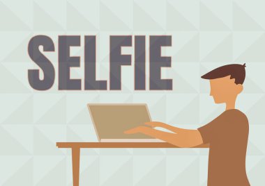 Kavramsal başlık: Selfie. İş görüşmeleri, akıllı bir iş adamıyla çekilmiş bir fotoğrafın ahşap masanın üstüne dizüstü bilgisayarı kullanarak ayakta durduğunu gösteriyor..