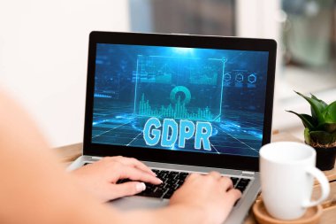 Gdpr sunan metin başlığı. AB vatandaşlarının kişisel verilerini ve mahremiyetini koruyan iş dünyası gösteri yönetmeliği. Ev yapımı kahve fincanı ve fabrikanın yanındaki dizüstü bilgisayarda el yazısı..