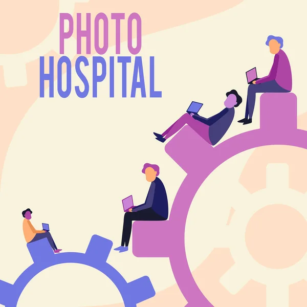 Az SMS-ben látszik a kórház képe. Üzleti koncepció egyedi alkalmazott művészet orvosi intézmény és gyakorlat Négy csapattárs Rajz ülő fogaskerekek használata Laptop mutató haladás. — Stock Fotó