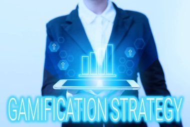 Metin başlığı Gamification Strategy sunar. Motivasyon için İnternet Kavramı Kullanımı Ödülleri Takım Elbiseli Kadın Entegre Etme Yeni Geleceği Sanal Teknolojiyi Gösteren Aygıt Kullanımı.