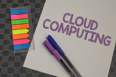 El yazısı Cloud Computing. Konsept fotoğraf kullanımı bir uzak sunucu ağı Internet Çoklu Koleksiyon Ofisi Kırtasiyesi Fotoğrafı Tablo Üzerine Yerleştirilmiş