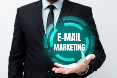 Kavramsal ekran E-Posta Pazarlaması. Çevrimiçi satış bültenleri tanıtımı için kelime Yeni Planlar ve Planlama Sürecini Gösteren Fikirler Sunar