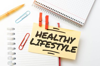 Kavramsal başlık Sağlıklı Yaşam Tarzı. İnternet Konsepti Fiziksel aktivitede canlı performans ve Renkli Bakış Pozitif Yaratıcı Fikirler ve İlham