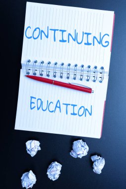 Eğitimin devamlılığını gösteren bir tabela. Devam eden Öğrenim Faaliyetleri Üzerine Yazılan Sözcük Profesyonelleri Yaratıcılık ve İlham Yenileme Yeni Parlak Fikirler Düşünmeye Çalışıyor