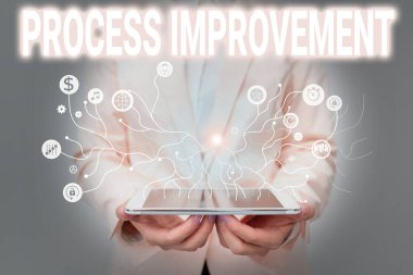 Kavramsal Görünüm Geliştirme. Optimizasyon Üzerine Yazılan Sözcük, Üniformalı Kadın Kalitesi Standartlarıyla Tanışın Geleceğin Teknolojisini Gösteren Tablet Gösterme ve Tutma.