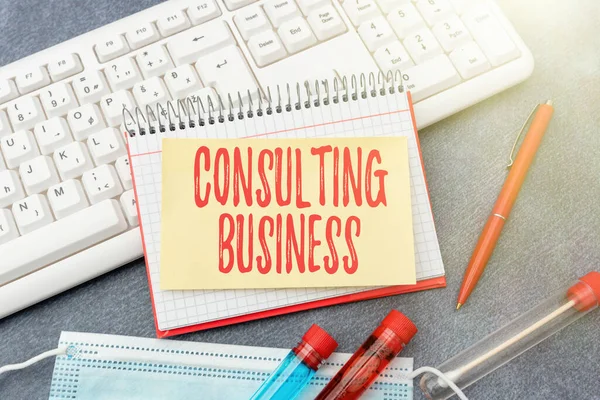 Signe texte montrant Consulting Business. Internet Concept Consultancy Firm Experts donnent des conseils professionnels Dactylographie Notes médicales Études scientifiques et plans de traitement — Photo