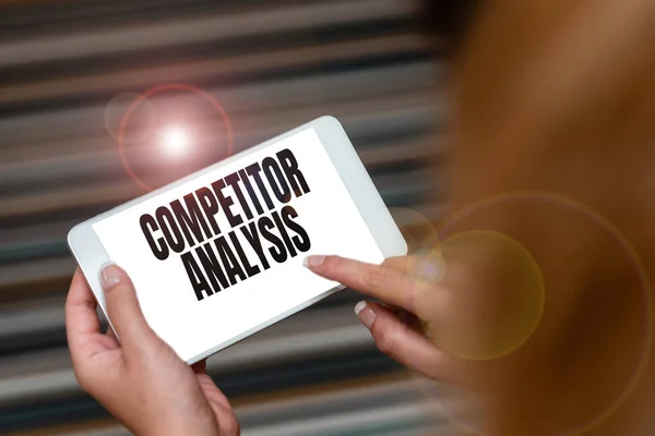 テキストの競合分析を表示する書き込み。ビジネス概要競争力のある市場の声とビデオ通話機能の弱さを決定する人々を結びつける — ストック写真