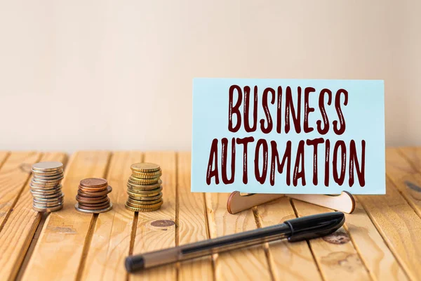 İş Otomasyonu 'nu göster. Dijital Dönüşüm için kavramsal fotoğraf Basitlik için Akıtılmış Boş Kağıt Paralar Masanın Üzerinde Kalemle Birlikte.