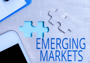 El yazısı tabelası yükselen piyasalar. Gelişmiş mağazaların bazı özelliklerine sahip iş dünyası ülkesi Tamamlanmamış Bir Beyaz Yapboz Paterni Eksik Parçalı Bulmaca