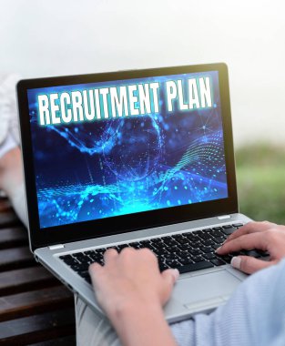 İşaret İşe Alma Planı 'nı gösteren ilham. Düz bacaklı bir kadının kucağında dizüstü bilgisayarla çalışmayı bıraktığınızda kullanabileceğiniz para tasarrufu kavramı.