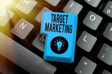 Hedef Pazarlama 'yı gösteren bir tabela. İzleyici hedefi anlamına gelen kavram Yeni Çevrimiçi Günlük Sitesi Kurma Reklamları, Anlamlı İnternet İçeriği Yazma