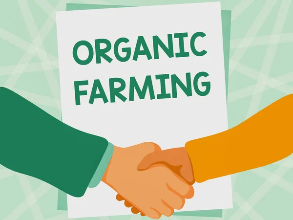 Conceptual caption Organic Farming. Podnikatelský vitrína integrovaný zemědělský systém, který usiluje o udržitelnost Dva muži kreslení s prázdným papírem potřást rukou prezentační dohoda. — Stock fotografie