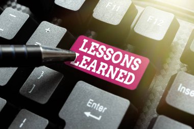 Ders Öğrenildi işaretini gösteren ilham. Bilgisayar Programlama Hizmetleri oluşturma, Yeni Çalışma Kağıdı Veri Yazma deneyiminden türetilmiş paylaşım ve bilgi kullanımını destekleme sözcüğü