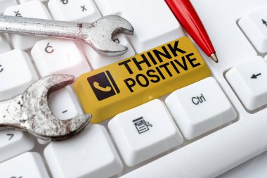 Kavramsal görünüş Pozitif düşün. İş kavramı, internet sorununu çözen, Çevrimiçi Bağlantıyı sürdüren kişiyi teşvik eden ve yeniden şarj etmeye yardımcı olan düşünceler yaratıyor