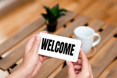 Hoş geldiniz yazan bir tabela. İnsanları Bir Araya Bağlayan Ses ve Video Çağrı Yeteneklerini Kibarca ya da arkadaşça karşılama