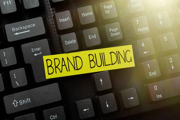 Didascalia concettuale Brand Building. Concetto che significa aumentare il cliente s è la conoscenza su un certo business Editing e Retyping Report Errori ortografici, Digitando Inventario Negozio Online — Foto Stock