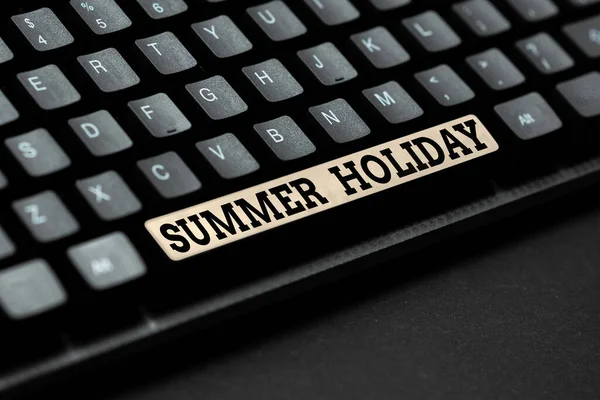 Yaz Tatili 'ni gösteren bir mesaj. Sosyal medyada gevşemek ve eğlenmek, Kötü Çevrimiçi Davranışları Bildirmek ve Şikayet Yazmak için yazın özel bir döneminde yazılmış sözcük