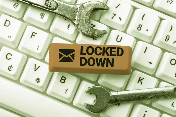 Texto que presenta Locked Down. Enfoque empresarial medida de emergencia que muestra impedido de área restringida Conectarse con amigos en línea, Hacer Reconocimientos en Internet — Foto de Stock