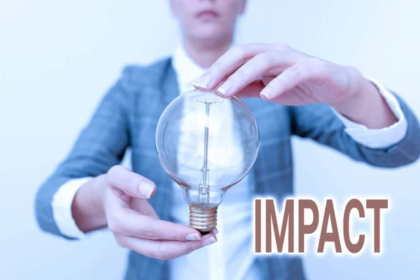 Bildunterschrift: Impact. Schaufensteraktion eines Objekts, das gewaltsam mit einer anderen Dame im Outfit in Berührung kommt, die eine Lampe mit zwei Händen hält und neue Technologie-Ideen präsentiert — Stockfoto