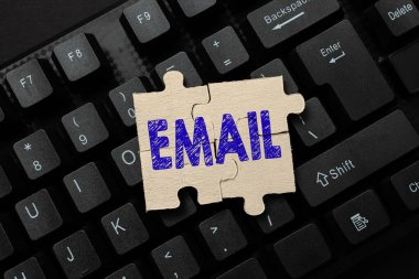 Metin E- posta gösterimi yazılıyor. Sosyal Medya Yorum İletisi Oluşturma, Eğlenceli Sorular ve Cevaplar Yazma, E- posta kullanan bir gruba ticari mesaj gönderilirken yazılan sözcük