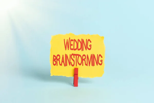 結婚式のブレインストーミングを示すテキスト記号。銀行を壊す経済的に結婚すると書かれた言葉カラフルなオフィス用品明るい職場のスタッフワークショップ材料 — ストック写真