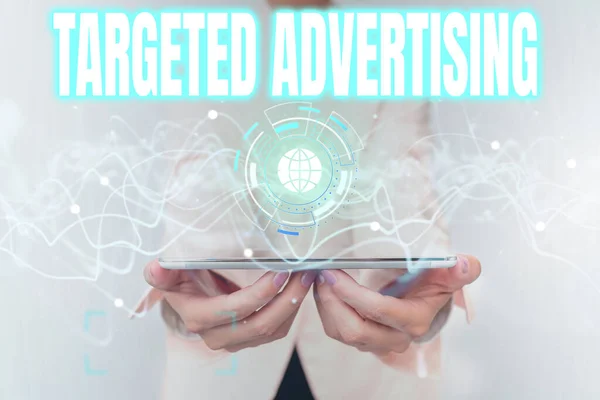Τίτλος κειμένου που παρουσιάζει Στοχευμένη Διαφήμιση. Business approach Online Διαφήμιση Διαφημίσεις με βάση την καταναλωτική δραστηριότητα Lady in Uniform Using Futuristic Mobile Holographic Display Screen. — Φωτογραφία Αρχείου