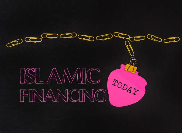 Skriv under med Islamisk Finansiering. Affärsidé Bankverksamhet och investeringar som överensstämmer med sharia Flera olika insamlingskontor brevpapper foto placerat över bordet — Stockfoto