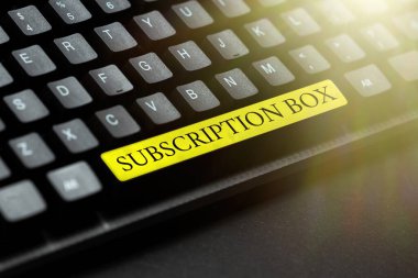 Metin Üyelik Kutusu gösteriliyor. Tıklandığında düğmeye basılan sözcük, Özet Yazma Dersi ve Ders Planları sitesi hakkında haberler veya videolar alacaktır. Şarkı Sözleri Yeniden Yazılıyor