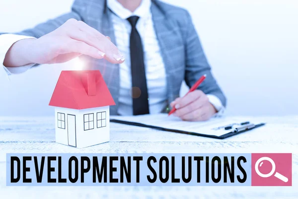 개발 솔루션 (Development Solutions) 을 제시 한다. 회사에 기반을 둔 효율적 인 계획에 대한 말은 새로운 가정 보험 과 여성에 의해 억압받는 비밀 유지 계획 이 필요 합니다. — 스톡 사진