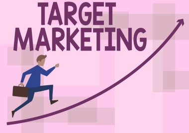 Metin Hedef Pazarlama gösterimi yazılıyor. İş dünyası hedef kitlesi seçilen müşteriler Reklam veren İşadamı yukarı doğru koşan ok ile çanta tutan müşteriler.